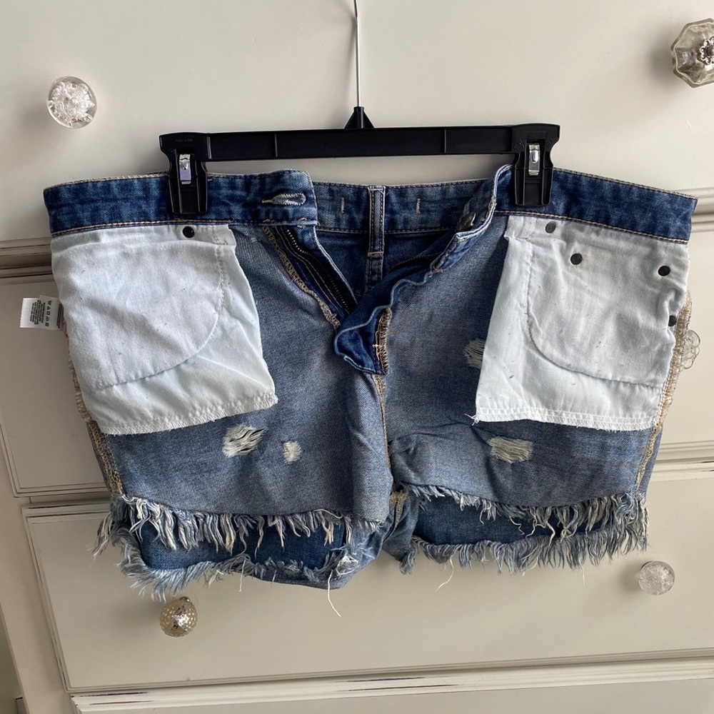 🌟 Free People Distressed Denim Shorts - Dark Wash - Picture 6 of 10